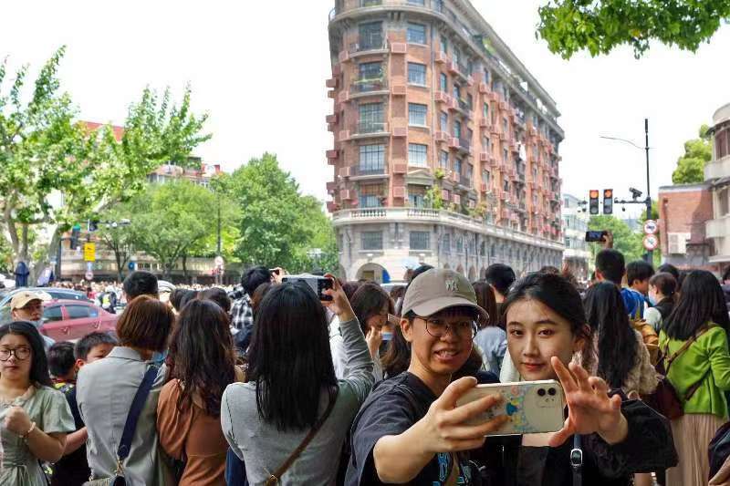 游客在地标建筑武康大楼前拍照.jpg