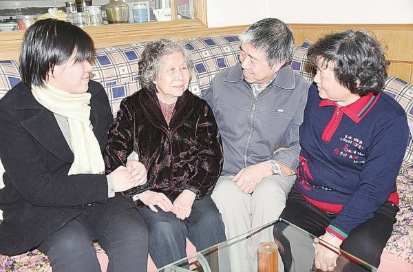 /郑献明(右二)与母亲、妻子、女儿在一起