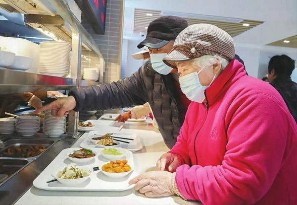 /社区食堂受欢迎 吴小雪 摄
