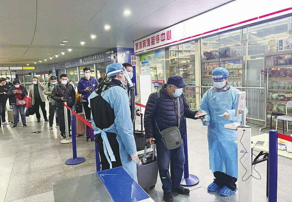 /旅客依序接受查验 姚丽敏 摄