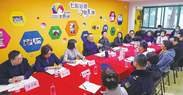 / 12月6日下午,区委书记曹立强(中)带领区党代表、区人大代表、区政协委员和律师代表组团来到交大新村居民区开展“满意在徐汇、服务在基层”联系服务群众走访活动。曹立强与基层党员、居委代表开展座谈,面对面倾听居民心声,帮助居民们解决身边难题。 朱亮 摄