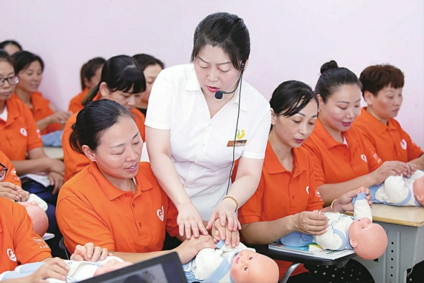 胡志红为新入职学员们做专职培训。