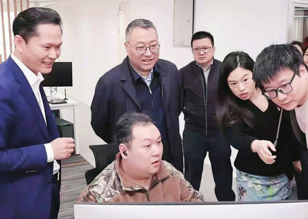 /区委书记曹立强深入企业了解情况 朱亮 摄