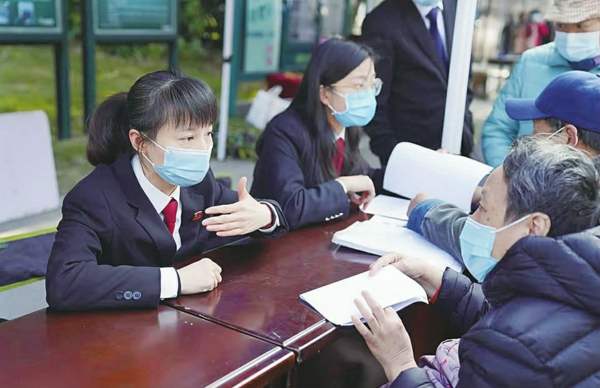 社区法官王宏霞接待群众