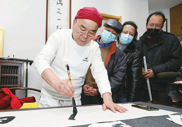 /上海市书法家协会会员顾本健向学员们亲笔传授书法技巧 资料 图