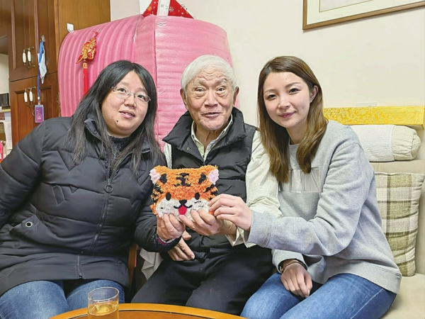 /牛犇感谢残联工作人员送上的新春祝福
