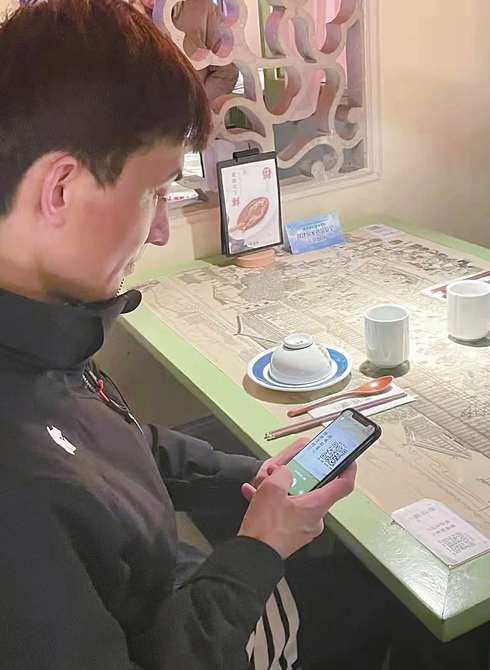消费者在餐厅现场扫码点餐