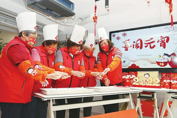 在元宵节,“宝怡乐”团队做汤圆