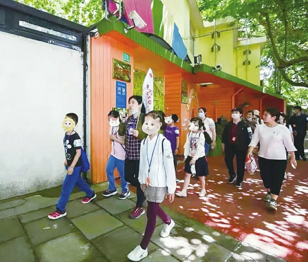 区妇联组织的人文行走活动,“邻家妈妈”带着孩子们走出家门