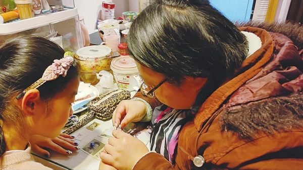 傅培蓉和妞妞在一起
