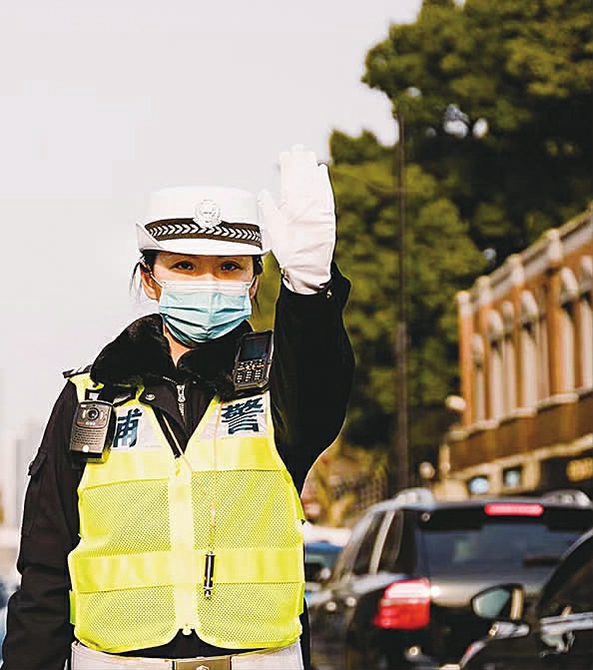 徐汇交通辅警时赟在淮海路武康路指挥交通