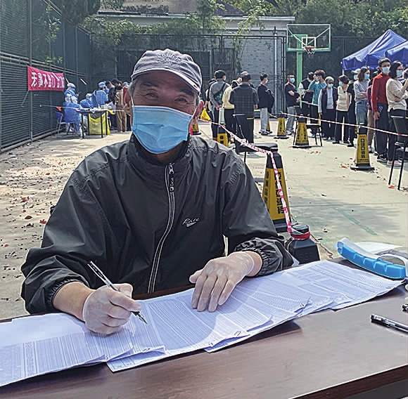 张家驹正在参与志愿服务