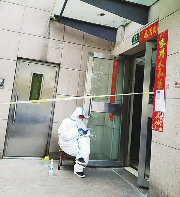 志愿者牛牛在368弄20号楼下驻守