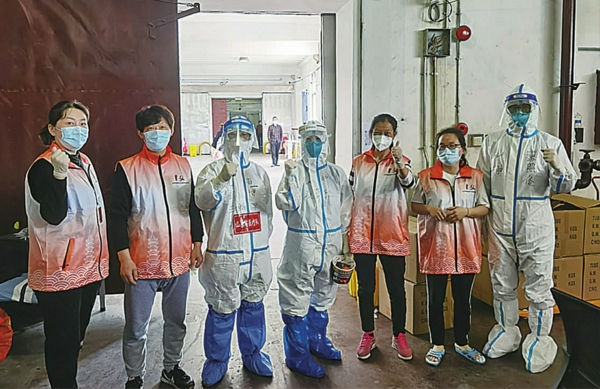 /龙耀路方舱的山东援沪医护和志愿者