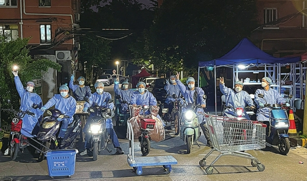 志愿者搬运后的合影
