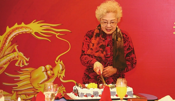 天平社区为秦怡庆祝九十大寿