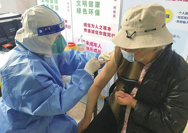 /罗香苑高龄残疾老人在接种第三针科兴疫苗 惠兰 摄