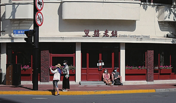 淮海中路上,正在享受阳光的市民