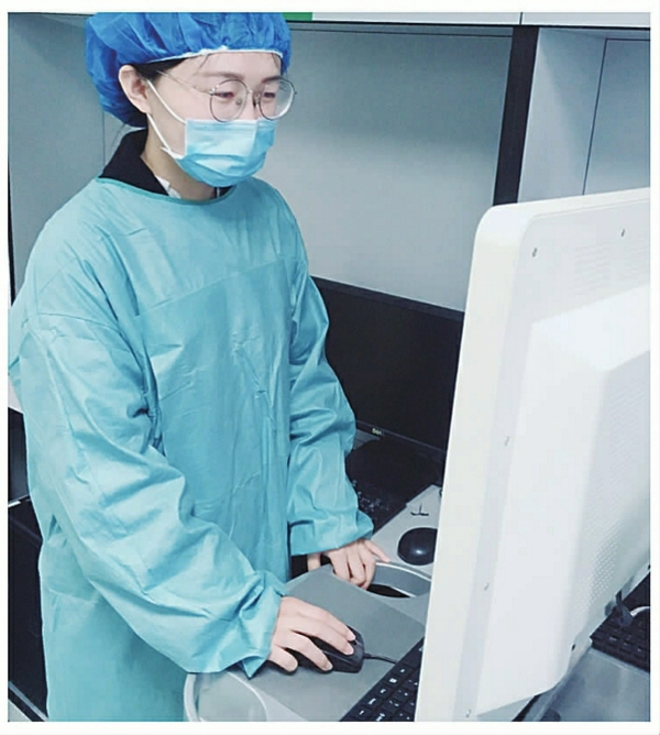 常云霄正在实验室里搞科研
