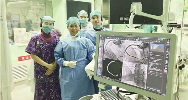 常云霄与团队成员庆祝实验成功