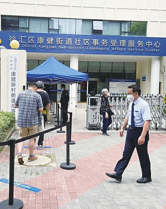 /居民在康健街道事务受理中心门口有序排队