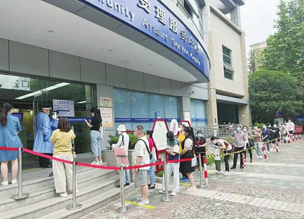 /复工首日,前来事务受理中心的居民络绎不绝