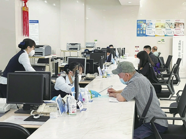 /居民在康健街道社区事务受理中心柜面填写信息