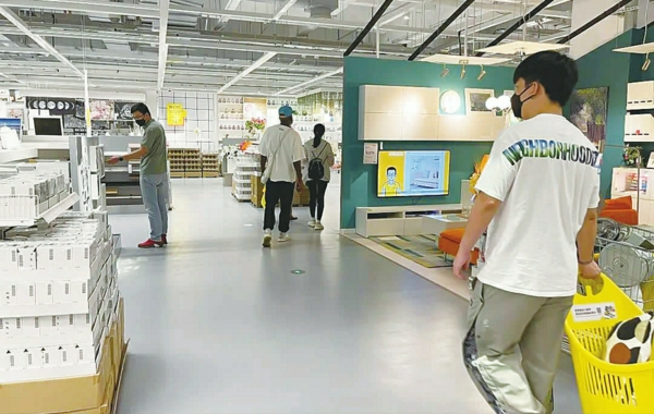 /顾客在商场浏览商品