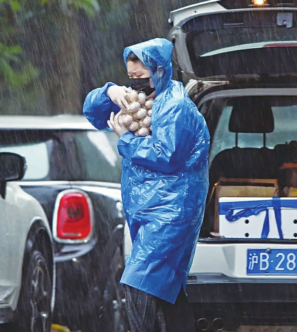 /年轻的志愿者正在冒雨工作