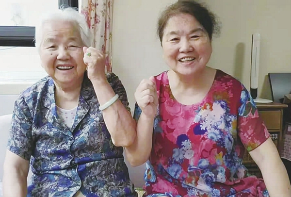 / 94岁刘阿婆(左)和她的女儿