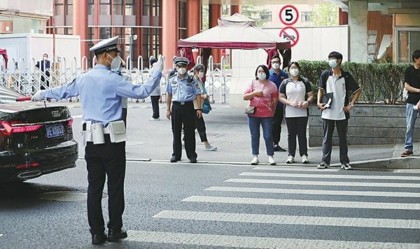 交警做好交通引导