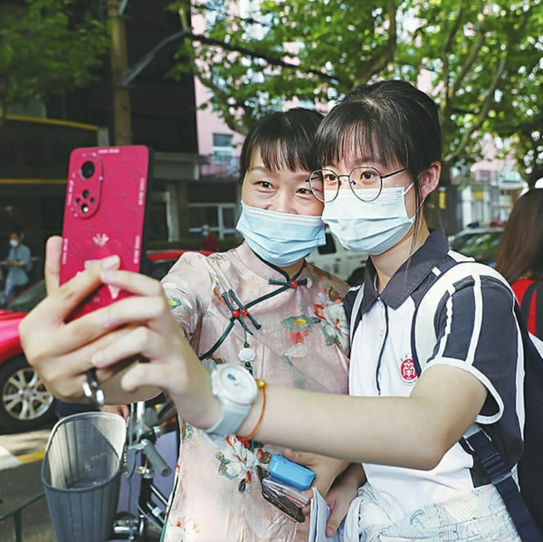 与母亲合影