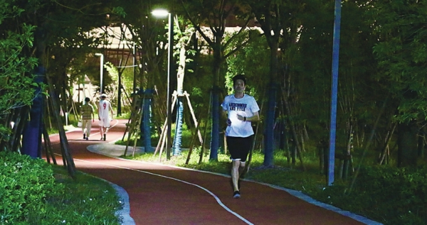 奔跑在徐家汇体育公园中