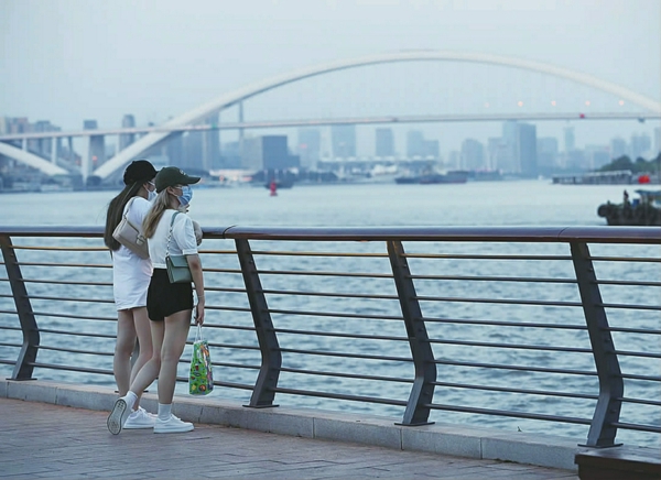 华灯初上游滨江
