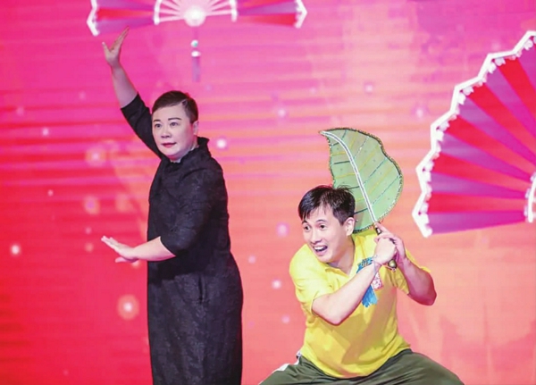 /谷好好、黄豆豆在2021“日晖有戏”戏曲文化节开幕式上表演昆剧《借扇》选段