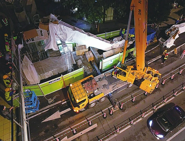 自动扶梯吊装工作正在紧锣密鼓进行中