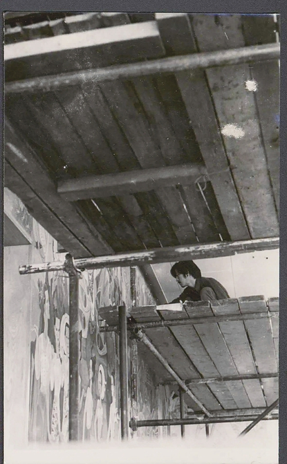 1979年,袁运生在首都机场绘制壁画《泼水节———生命的赞歌》