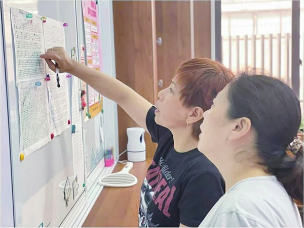 / 周红英紧盯施工进度