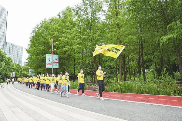 / 近50人组成的乐跑团参与健康跑活动
