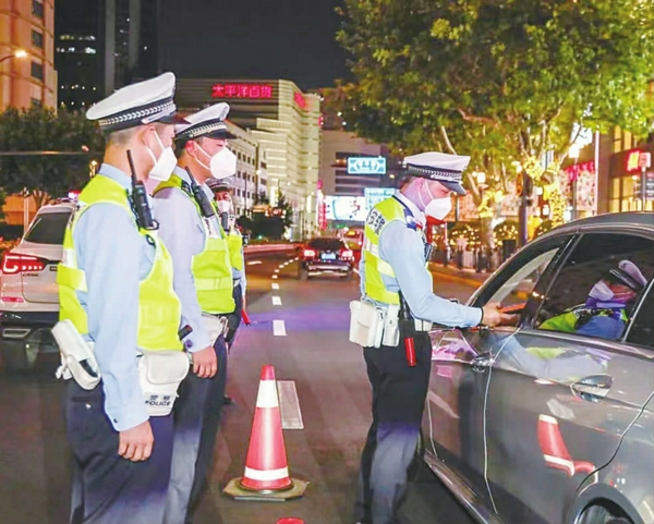 /民警在徐家汇商圈开展巡逻、临查工作