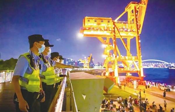 / 民警在徐汇滨江、西岸凤巢夜市加强巡查