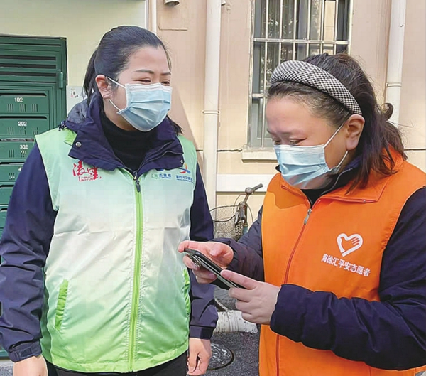 ▲ 何玲龙为小区提供志愿服务