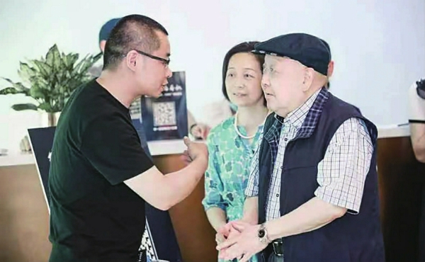 陪同尚长荣到“66梧桐院” 新时代文明实践点出席“小照片大时代”主题活动