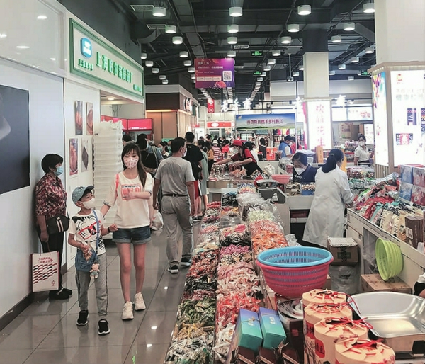 来汇联商厦购物的人络绎不绝