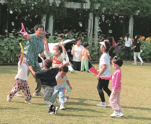 孩子们在上海植物园玩得不亦乐乎