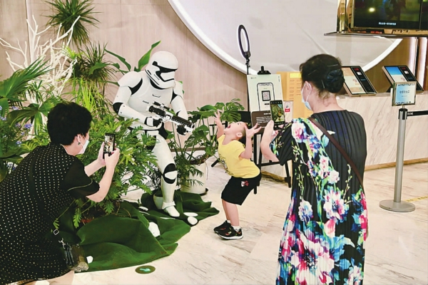 /港汇广场6楼永华影院竖起“绿野仙踪”景点