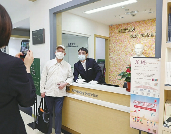 市民在现场拍照打卡