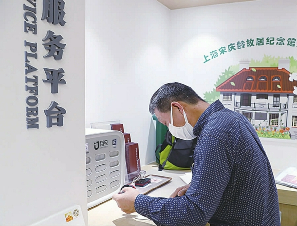 集邮爱好者在信件上盖上纪念戳