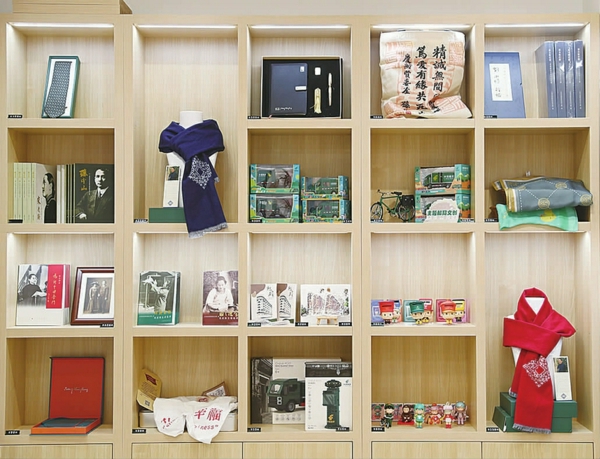 主题邮局展示的文创产品