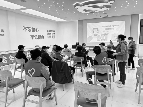 社区居民积极认真参与“智慧助老”课程